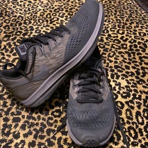 Men’s Nike running tennis shoes